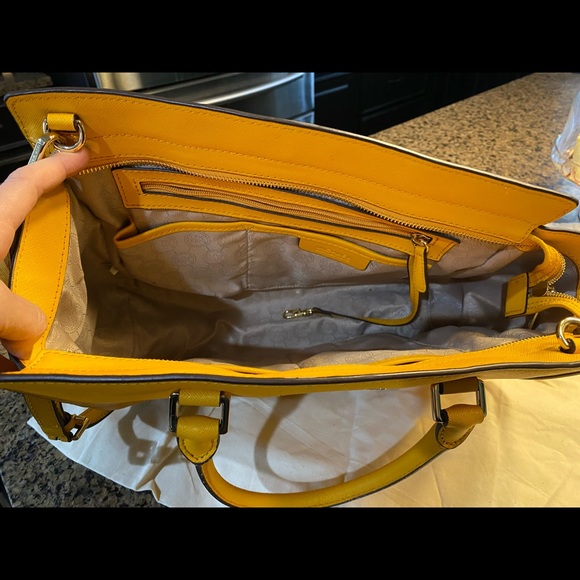 Michael Kors Large Selma in yellow w/dust bag - Picture 4 of 7
